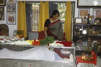Celebrities pay tributes to Bapu Photos